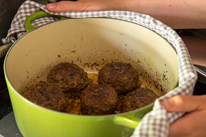 Ouderwetse Hollandse gehaktballen met stukjes ui